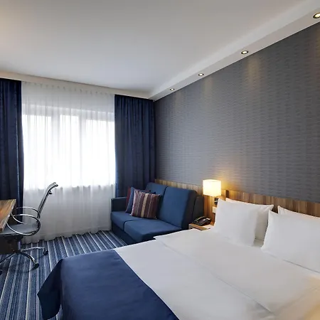 Express Airport By Ihg 3*