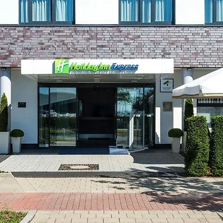 Express Airport By Ihg Hotel 3*