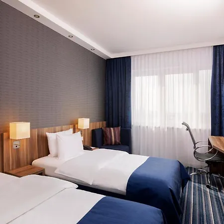 Express Airport By Ihg מלון