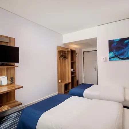 Hotel Express Airport By Ihg 3*