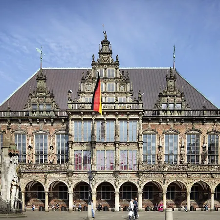 Express Airport By Ihg Hotel 3*