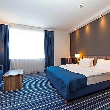 Express Airport By Ihg 3*