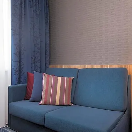 Express Airport By Ihg Hotel 3*
