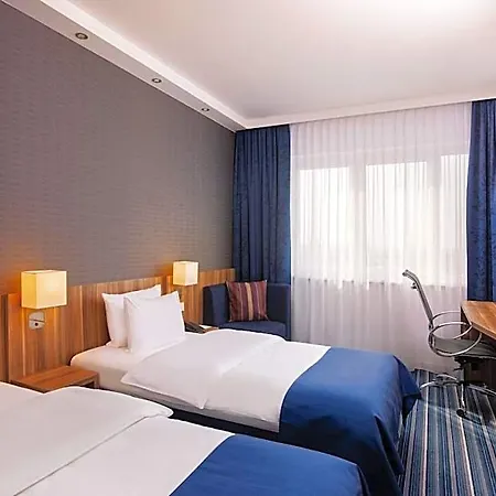 Hotel Express Airport By Ihg 3*