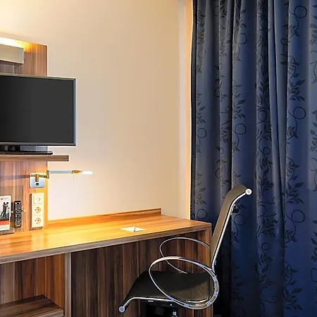 Hotel Express Airport By Ihg 3*