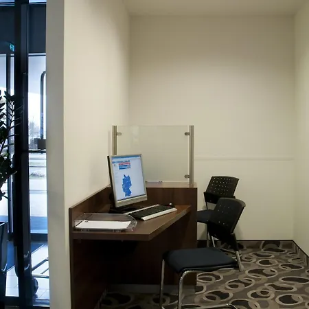 Express Airport By Ihg Hotel