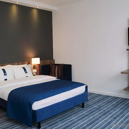 Hotel Express Airport By Ihg 3*