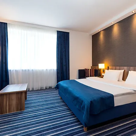 Express Airport By Ihg Hotel 3*