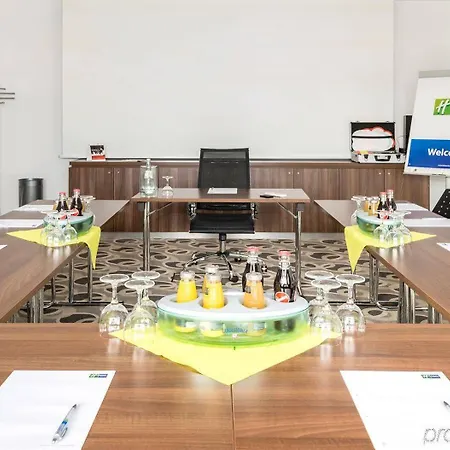 Express Airport By Ihg Hotel 3*