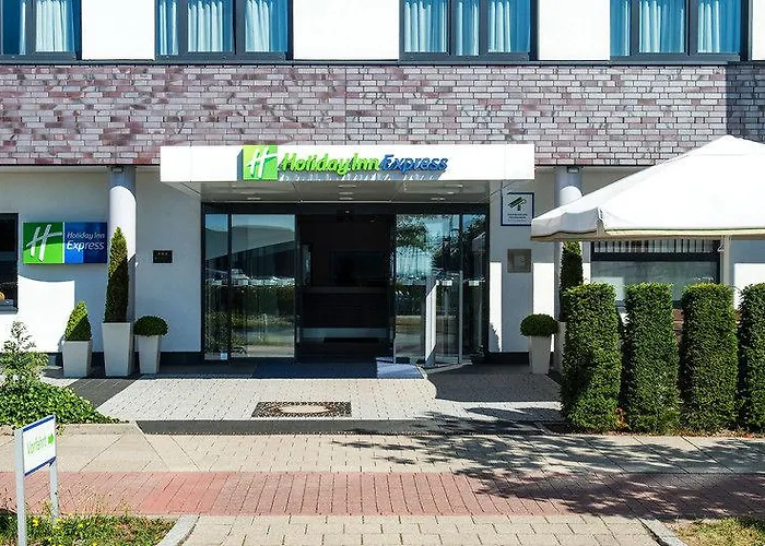 Express Airport By Ihg Hotel 3*