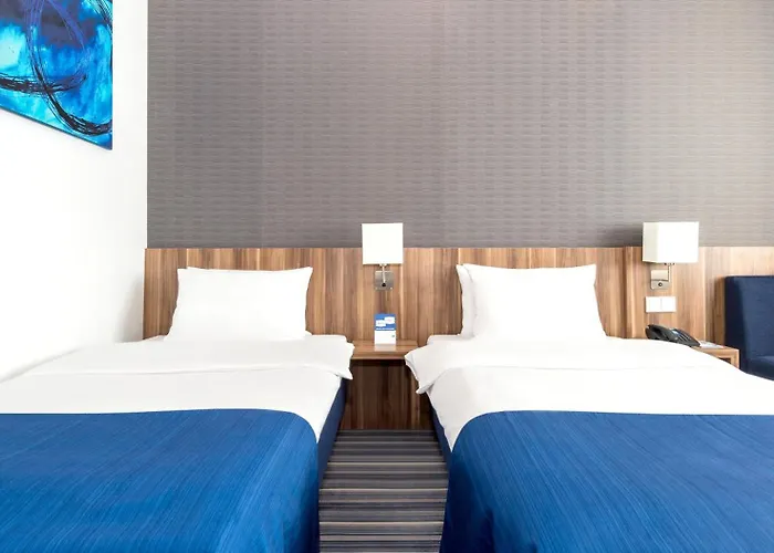 מלון Express Airport By Ihg 3*