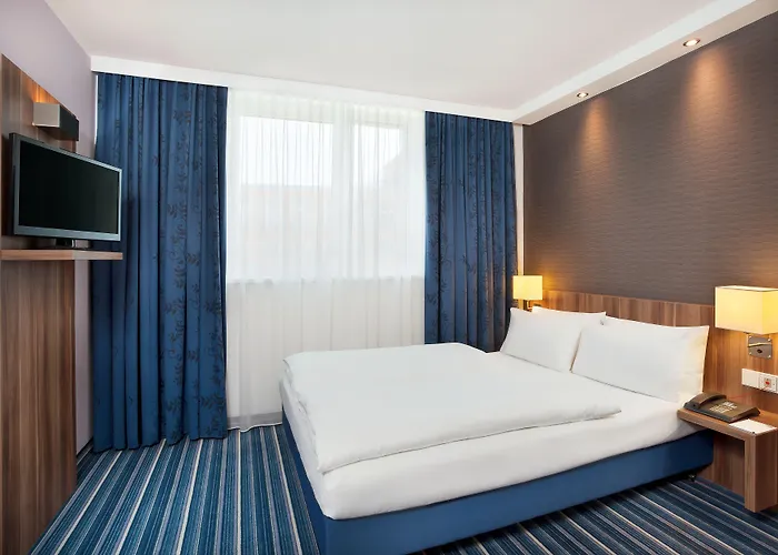 Express Airport By Ihg מלון