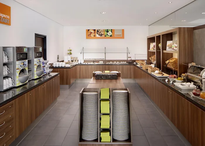 מלון Express Airport By Ihg 3*