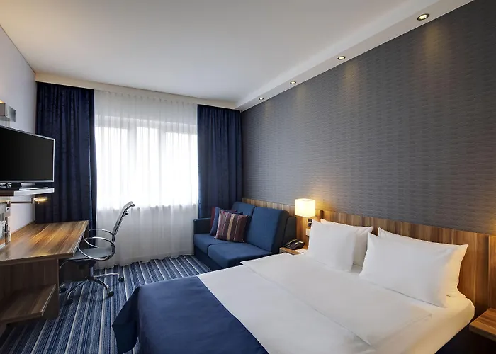 Express Airport By Ihg 3*