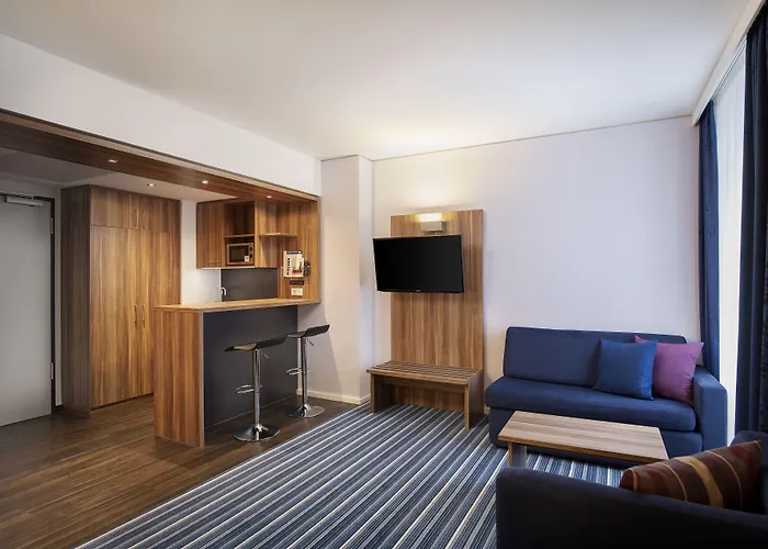 מלון Express Airport By Ihg 3*