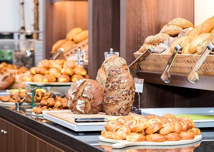 מלון Express Airport By Ihg 3*