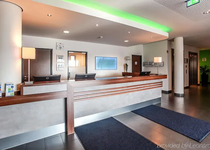 Express Airport By Ihg 3*