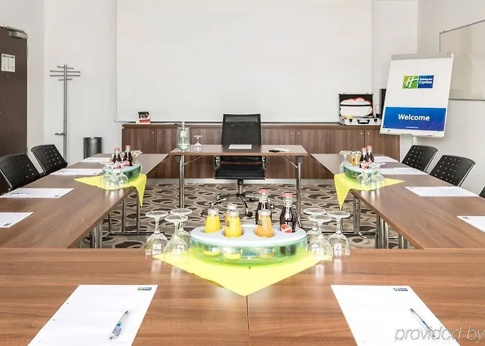 Express Airport By Ihg מלון 3*